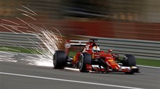 Vítězná fotografie Jiřího Křenka: Sebastian Vettel ve Velké ceně Bahrajnu. Vítězná fotografie Jiřího Křenka: Sebastian Vettel ve Velké ceně Bahrajnu.