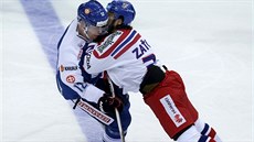 eský hokejista Martin Zaovi pi stetu s Joonasem Nättinenem z týmu Finska.