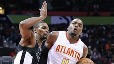 Paul Millsap (vpravo) z Atlanty obchází Chrise Boshe z Miami.