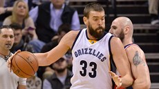 panlský podkoový hrá Marc Gasol (33) z Memphisu se tlaí do Poláka Marcina...