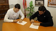 Nymburští basketbalisté Petr Benda (vlevo) a Jiří Welsch se podepisují pod... Nymburští basketbalisté Petr Benda (vlevo) a Jiří Welsch se podepisují pod...