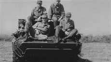 Vítězslav Velc vlevo nahoře, vpravo dole řidič OT-65 František Ryšavý. Vítězslav Velc vlevo nahoře, vpravo dole řidič OT-65 František Ryšavý.