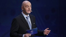 Generální sekretá UEFA Gianni Infantino vysvtluje prbh losu pro Euro 2016.