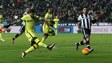 Mauro Icardi (vlevo) z Interu Milán přesně pálí do sítě Udine. Mauro Icardi (vlevo) z Interu Milán přesně pálí do sítě Udine.