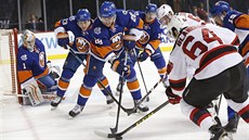 Momenka z duelu NY Islanders vs. New Jersey, v akci eský obránce z NY...