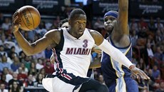Dwyane Wade z Miami (s míčem) v akci během duelu s Memphisem Dwyane Wade z Miami (s míčem) v akci během duelu s Memphisem