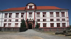 Po válce přešel zámek se třemi nádvořími a 188 místnostmi do státního... Po válce přešel zámek se třemi nádvořími a 188 místnostmi do státního...