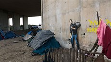 Známý autor graffiti Banksy tvoil v uprchlickém táboe ve francouzském mst...