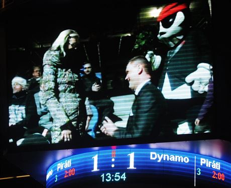 Romantika na hokeji: v Chomutov bhem zápasu poádal jeden z fanouk svou milou o ruku