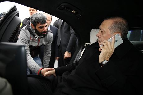 Mu jménem Vezir Cakras si potásá rukou s tureckým prezidentem poté, co si...