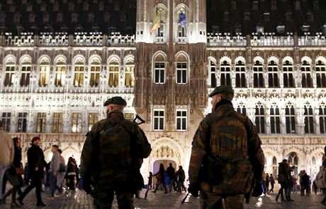 Belgití vojáci hlídkují na jednom z vánoních trh v Bruselu (24. prosinec...