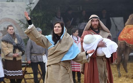 I letos amatértí herci v Mín sehrají oblíbené pedstavení o putování Marie a Josefa do Betléma.