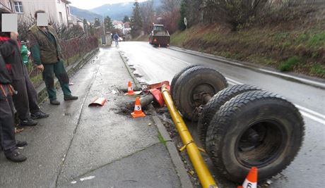 Z pívsu u traktoru se za jízdy uvolnila náprava.