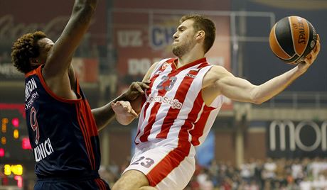 Marko Guduri z Crvené zvezdy Blehrad v souboji s  Deonem Thompsonem z Bayernu...