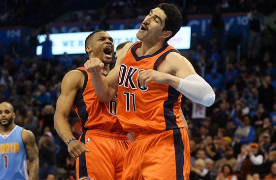 Russell Westbrook (vlevo) a Enes Kanter z týmu Oklahoma City se radují z výhry...