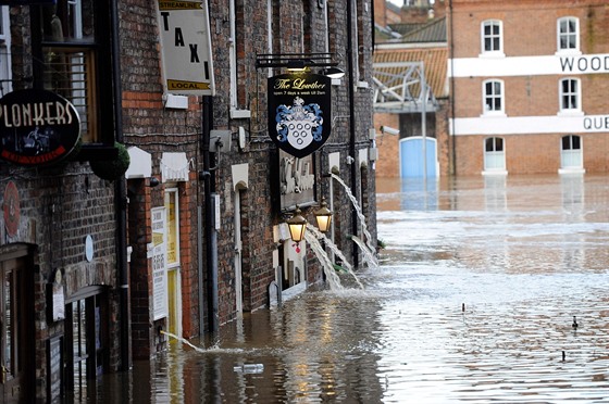 Británii suují nebývalé záplavy