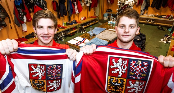 Obránci eské hokejové reprezentace hrá do 20 let Dominik Maín (vlevo) a...