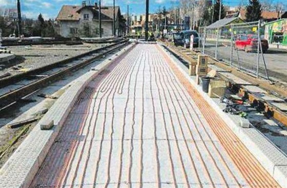 Plochy opravených nástupi na tramvajové trati vyhívají speciální topné...