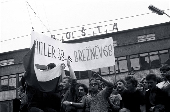 21. srpen 1968 v Brn - protesty ped hlavním nádraím
