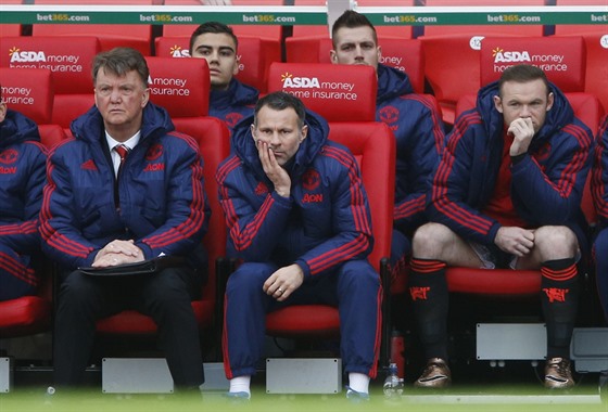 CO SE DJE? Trenér Louis van Gaal (vlevo), jeho asistent Ryan Giggs (uprosted) a kapitán Wayne Rooney jako by nechápali, co se s Manchesterem United dje.