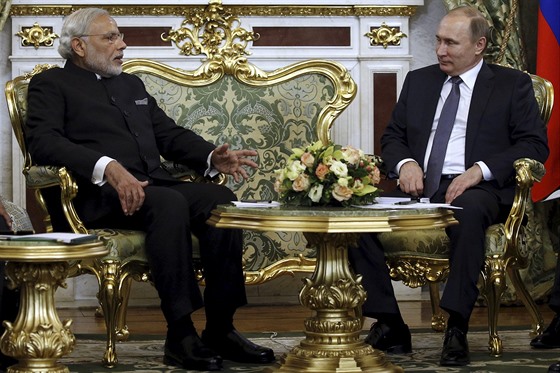 Ruský prezident Vladimir Putin (vpravo) pi setkání s indickým premiérem...
