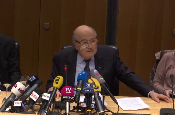 Sepp Blatter na tiskové konferenci.