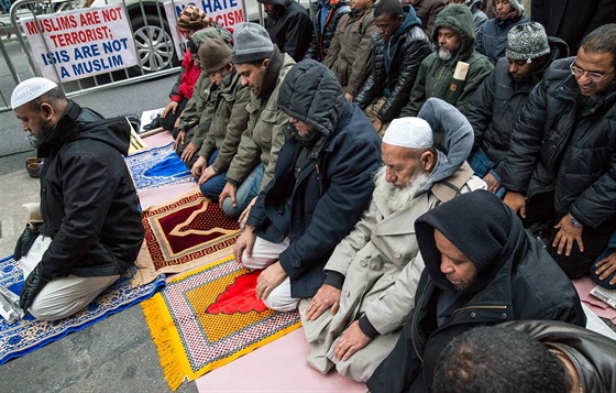 Newyortí muslimové poklekli na Manhattanu pi modlitb ped mrakodrapem Donalda Trumpa