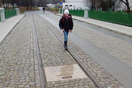 Na tramvajovou dopravu v Jihlav nov upomíná i pamtní deska. Vsazena byla...