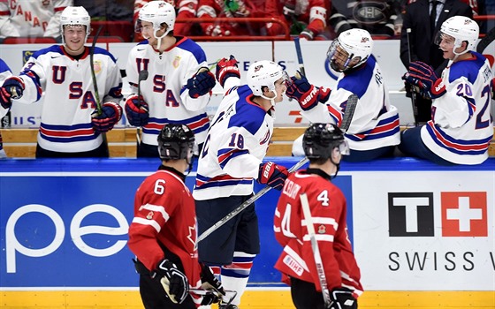 Colin White slaví s americkou stídakou gól, Kanaané Brandon Hickey a Haydn...