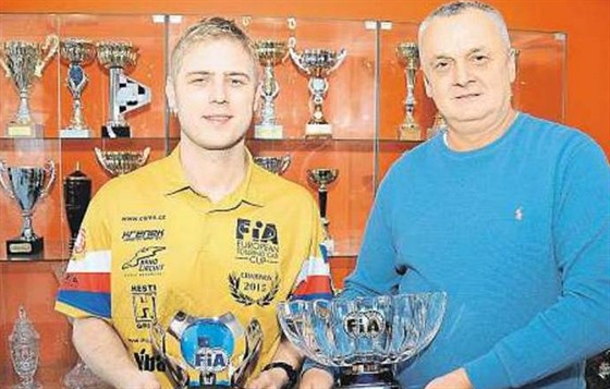 Stanislav Matjovský (vpravo) a jeho syn Michal s trofejemi, které získali za...