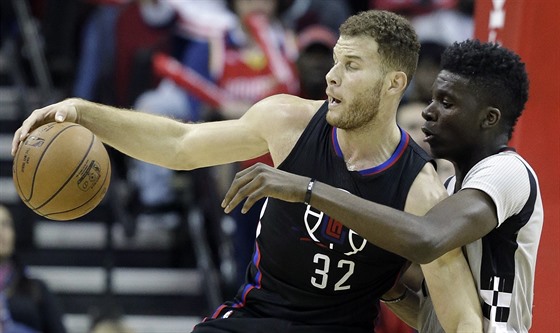 Blake Griffin (vlevo) z LA Clippers se tlaí do Clinta Capely z Houstonu.