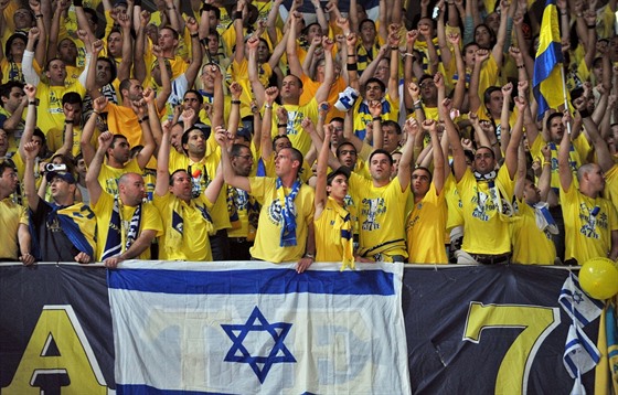 Fanouci izraelského velkoklubu Maccabi Tel Aviv. Pro mnohé z nich je basketbal...
