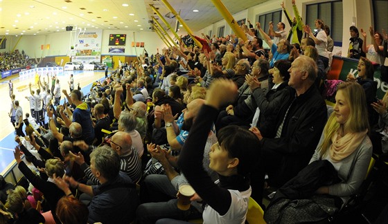 Ústecké basketbalové publikum bhem derby s Dínem.