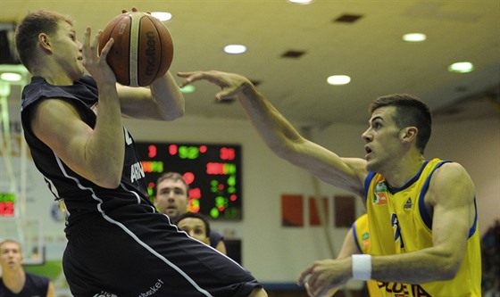 Dínský basketbalista Luká Baant (vlevo) pihrává kolem Andrewa Barhama z...