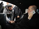 Muž jménem Vezir Cakras si potřásá rukou s tureckým prezidentem poté, co si rozmyslel svůj úmysl spáchat sebevraždu skokem z mostu (25. prosinec 2015)