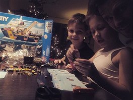 Nadené syny u nové stavebnice Lego zase vyfotil moderátor Leo Mare s...