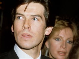 Pierce Brosnan se svou první manelkou (1983)