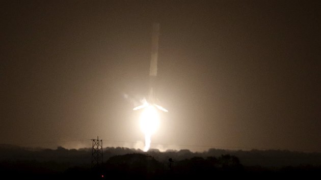 Z Mysu Canaveral spn odstartovala raketa Falcon 9 americk soukrom spolenosti SpaceX. (21. prosince 2015)