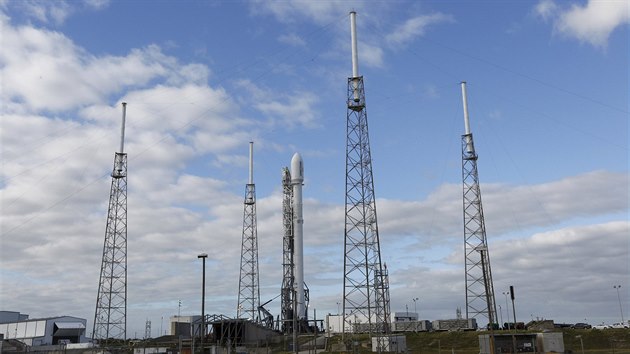 Z Mysu Canaveral úspěšně odstartovala raketa Falcon 9 americké soukromé společnosti SpaceX. (21. prosince 2015)