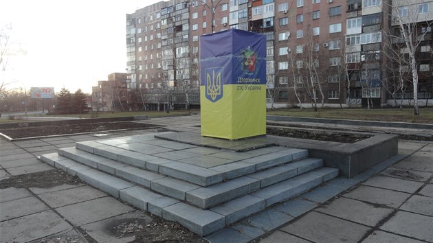 Dzerinsk je Ukrajina. Na mst strenho pamtnku Felixe Dzerinskho je dnes jen sokl zahalen plachtou v ukrajinskch barvch.