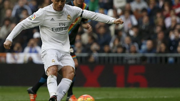 Cristiano Ronaldo promuje pokutov kop v utkn s Vallecanem.
