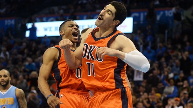 Russell Westbrook (vlevo) a Enes Kanter z tmu Oklahoma City se raduj z vhry nad Denverem.