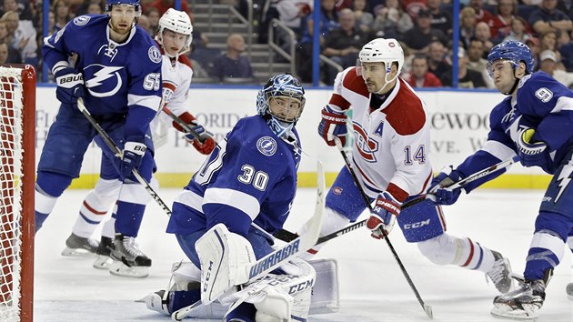 Tom Plekanec z Montrealu pekonv branke Bena Bishopa z Tampy.