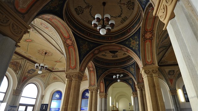 Secesn budova z roku 1871 je pamtkov chrnn, cenn jsou hlavn fresky na klenutch stropech v odbavovac hale a kresby na okennch sklech.