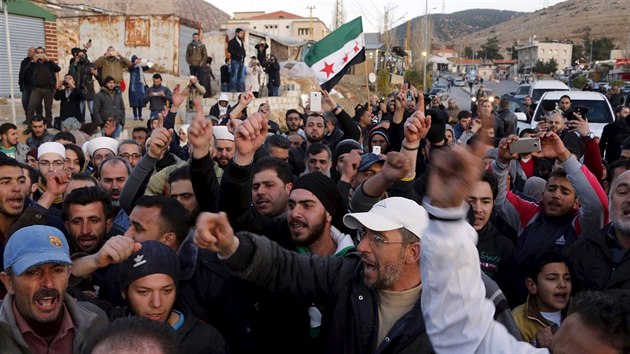 Lid se raduj a vtaj povstalce z obklench syrskch mst, kte byli evakuovni do Libanonu (28. prosince 2015)