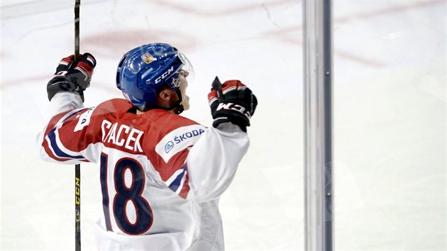 esk hokejista Michael paek slav gl v utkn proti Rusku na mistrovstv svta junior.