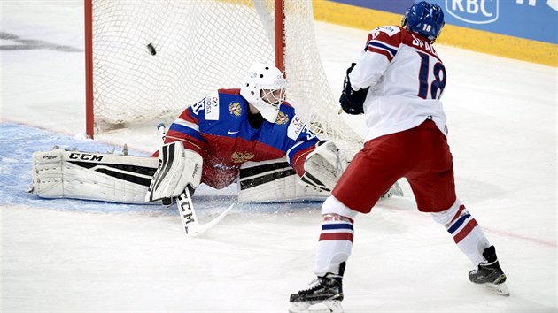 esk hokejista Michael paek pekonv ruskho branke Georgijeva v zpase juniorskho ampiontu.