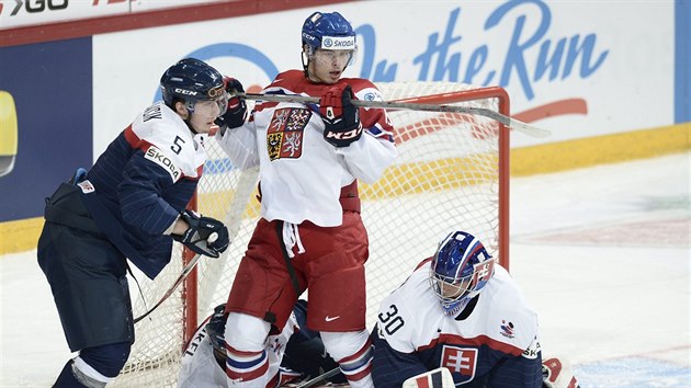 esk hokejista Dominik Lakato clon ped slovenskou brankou na MS hr do 20 let.