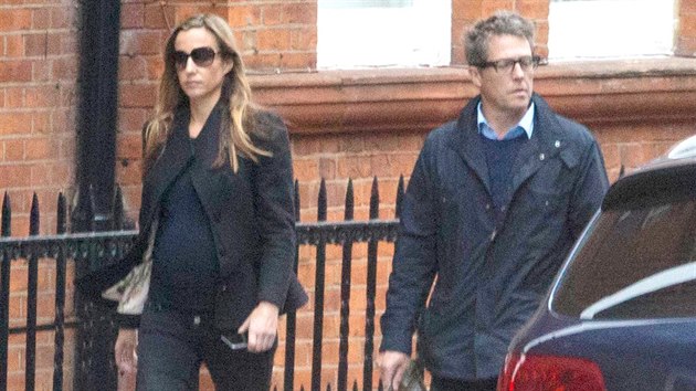 Hugh Grant se svou thotnou partnerkou Annou Elisabet Ebersteinovou v lt 2015