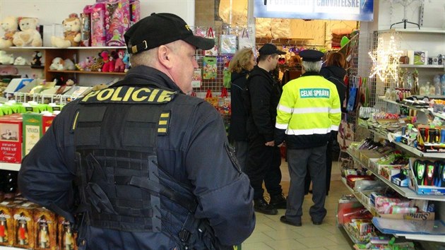 Kontrola prodejc zbavn pyrotechniky, kter se astnil i ministr Chovanec.